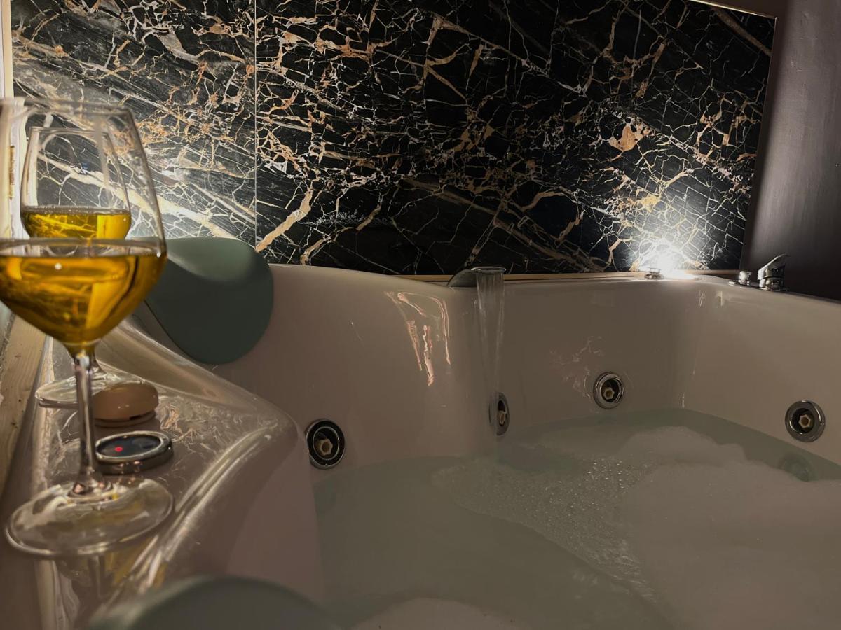 Wineexperience- Wine&Jacuzzi Suite Lecce Esterno foto